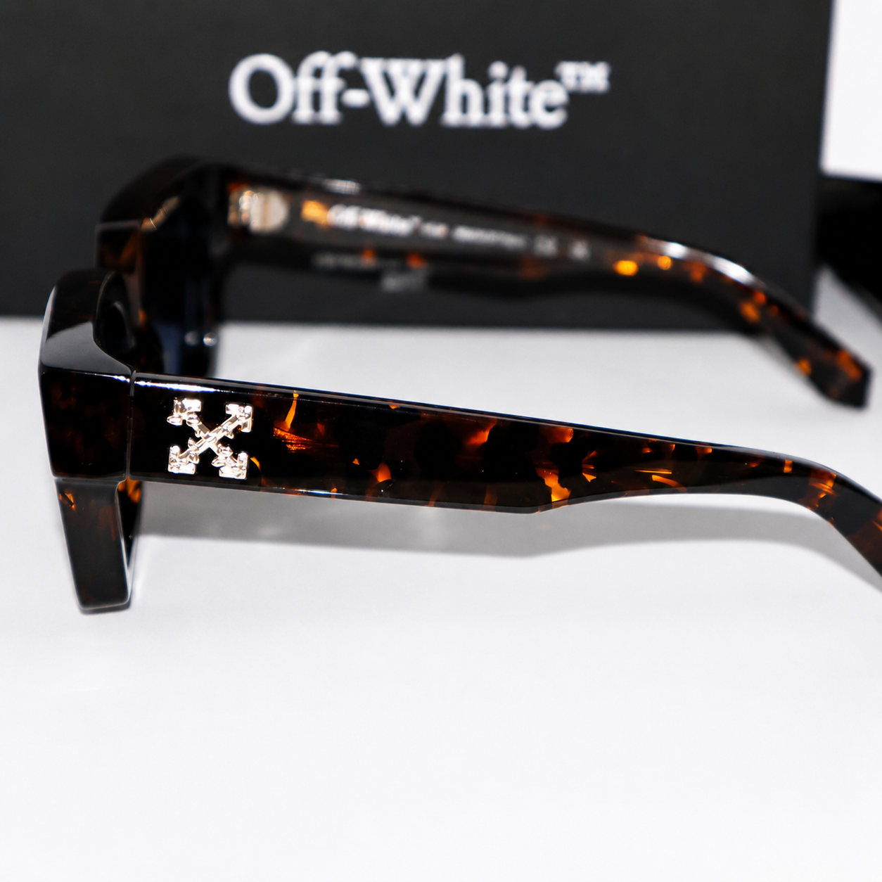 OFF WHITE